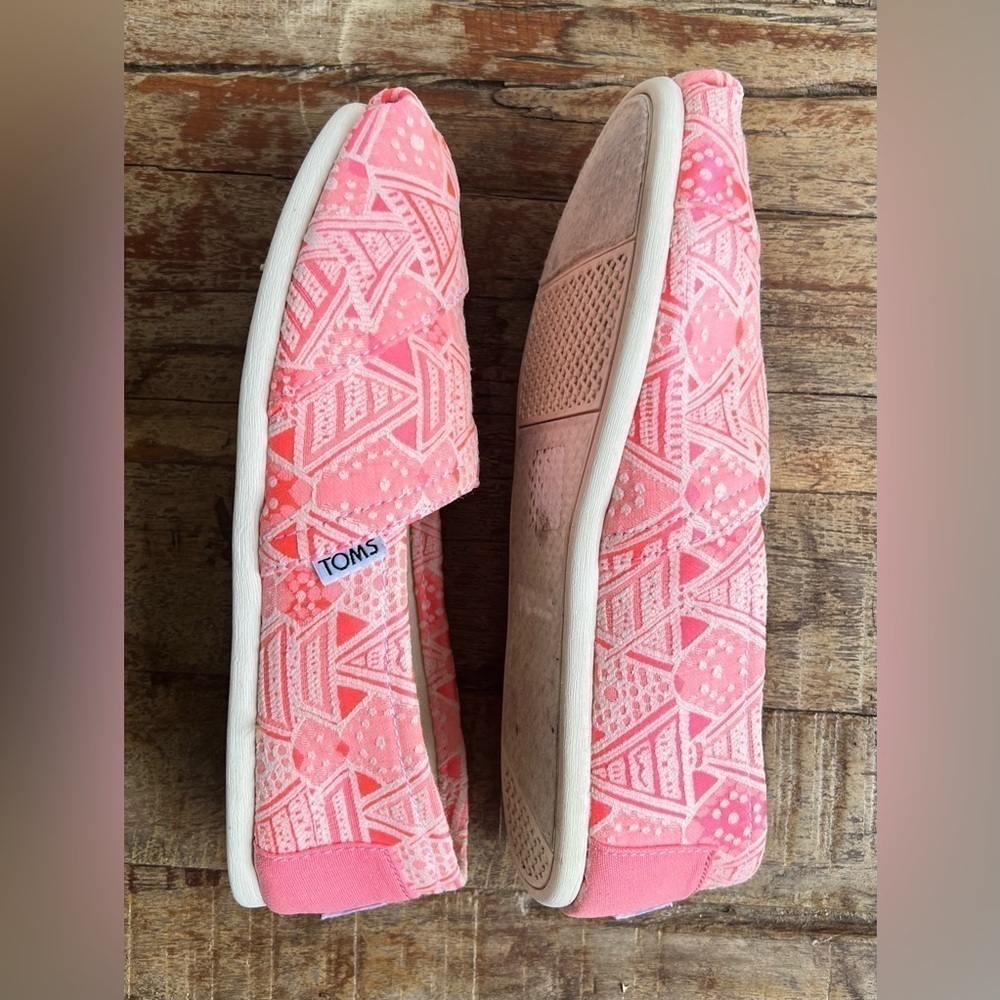 TOMS Women’s Classic Pink Neon Tribal Alpargatas - Picture 3 of 7